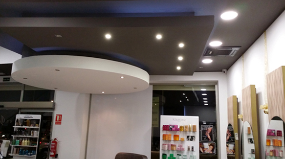 Instalación de iluminación LED en un local comercial.