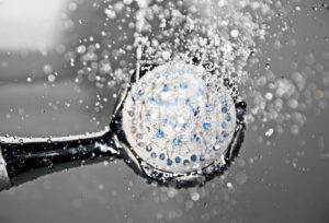 3 grandes razones que te harán cambiar tu bañera por un plato de ducha