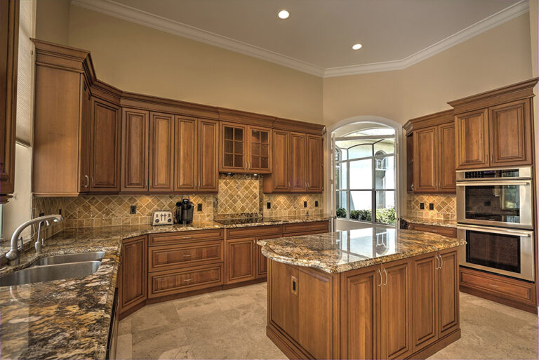 Cocina de roble con encimera de granito.