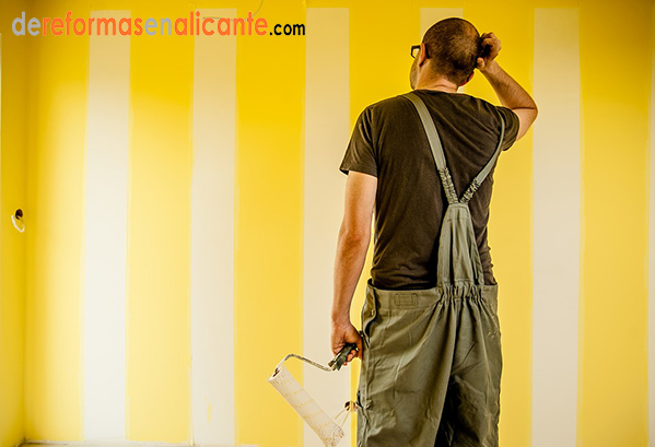 Pintor elaborando trabajos de pintura en Vivienda.