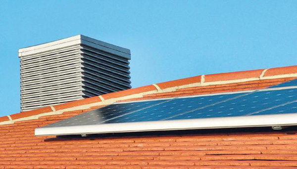 Placa solar instalada en tejado de vivienda.