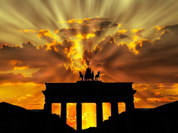 Puerta con mucha luz.