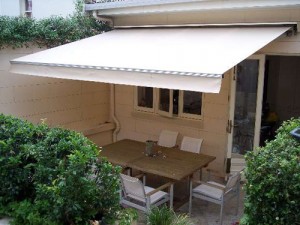 Instalación de toldo en vivienda unifamiliar de Alicante.