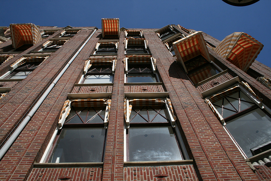 Vista de la fachada de un edificio con toldos