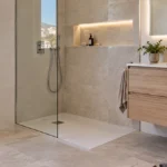 Baño reformado con ducha, mueble suspendido y herramientas de reforma
